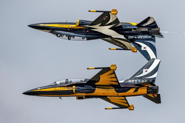 Na przyszłorocznych pokazach Air Show zadebiutują koreańscy piloci. Na zdjęciu: zespół koreański Black Eagles, który latał już w Dęblinie. Na kolejnych slajdach zobacz maszyny, który na pewno lub najprawdopodobniej zobaczymy na przyszłorocznych pokazach Air Show.