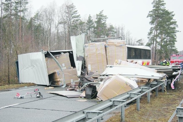 Autobus uderzył o 5.20 nad ranem w ciężarówkę pełną sprzętu komputerowego, na 15 kilometrze autostrady od Olszyny w kierunku Wrocławia. Najciężej ranny kierowca autobusu zmarł.