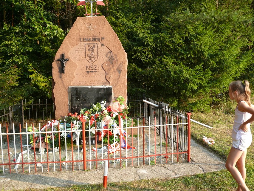 Zniszczony kontrowersyjny pomnik w Rząbcu