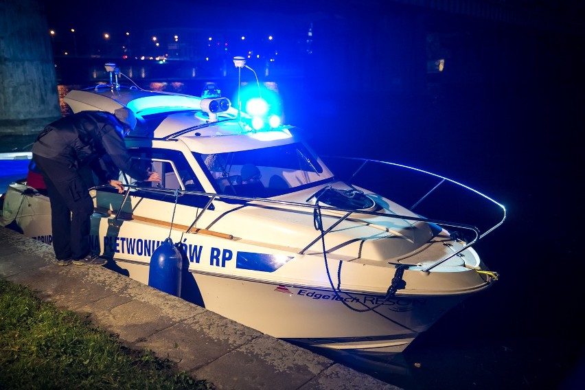 Nocne poszukiwania na Wiśle. Policja szuka śladów zabójstwa Katarzyny Z. [ZDJĘCIA, WIDEO]