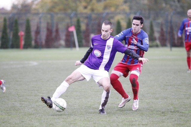 Damian Szpala (fioletowa koszulka) zdobył gola na 3-0 co praktycznie przesądziło o losach meczu