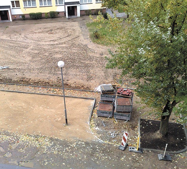 Między krawędzią parkingu a latarnią nie wciśnie się nawet "maluch&#8221;. 