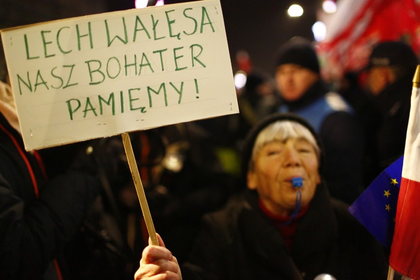 Strajk obywatelski w Warszawie, czyli marsz KOD 13 grudnia. Była też manifestacja PiS [ZDJĘCIA]