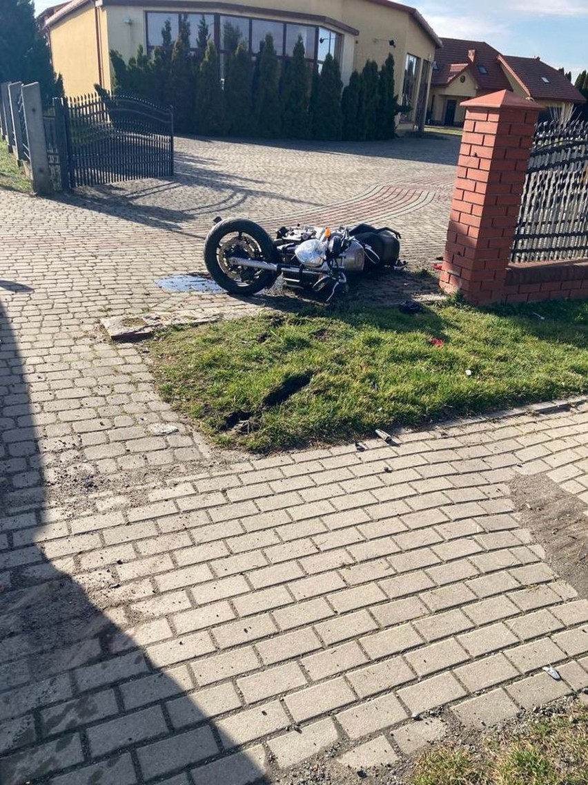 W Szówsku motocyklista zderzył się z samochodem. W wyniku wypadku trafił do szpitala [ZDJĘCIA]