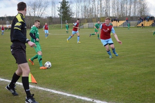 Filip Krępa (z prawej) zagrał dobry mecz, ale w kolejnym musi pauzować z powodu żółtych kartek. 