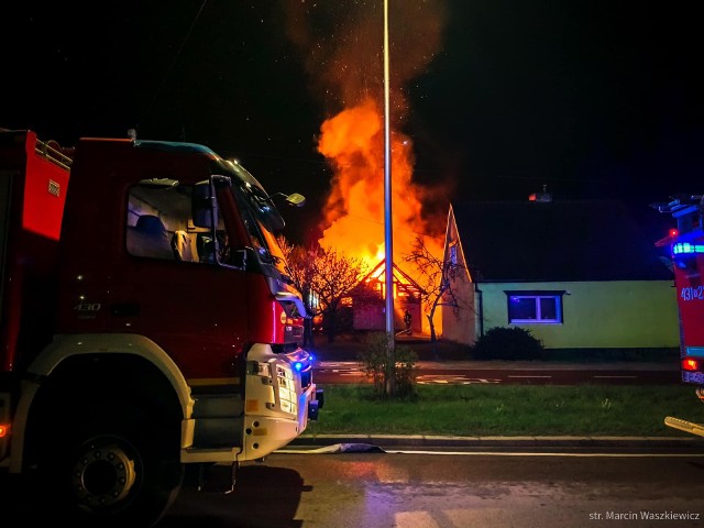 Poważny pożar budynku w Ełku. Obok znajdował się dom jednorodzinny, który był również zagrożony pożarem. 27.04.2023
