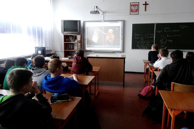 Uczniowie z gimnazjum numer 1 w Szydłowcu obejrzeli na żywo, przez Internet, spektakl Teatru imienia Juliusza Słowackiego w Krakowie.