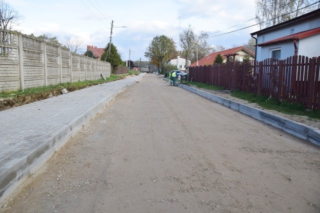 Trwa budowa drogi asfaltowej prowadzącej od drogi krajowej nr 6 do szkoły w Bobrowicach. Położono sieć kanalizacji deszczowej, ułożono obrzeża, na ukończeniu są chodniki i zjazdy do poszczególnych posesji, a tuż po weekendzie położna zostanie pierwsza warstwa masy bitumicznej.Wybudowane zostanie ok. 750 m drogi, której wartość to 2,07 mln zł. Jej koszt w 60% pokryty zostanie ze środków unijnych. Uzyskana przez Gminę Sławno dotacja z Programu Rozwoju Obszarów Wiejskich na lata 2014-2020 to aż 1,22 mln zł.Budowa drogi zapewni przede wszystkim bezpieczny dojazd i dojście do szkoły w Bobrowicach. Znacząco poprawia się tez warunki życia i komfort mieszkańców tej części miejscowości. Z pewnością miejscowość wiele tez zyska na estetyce.Zobacz także Zakończył się remont elewacji Kościoła Mariackiego w Sławnie