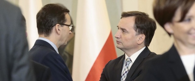 Solidarna Polska jest w otwartej kontrze do premiera Mateusza Morawieckiego i Jarosława Gowina, niemal wprost zarzucając im działanie przeciwko suwerenności Polski - mówi dr Błażej Choroś, politolog Uniwersytetu Opolskiego