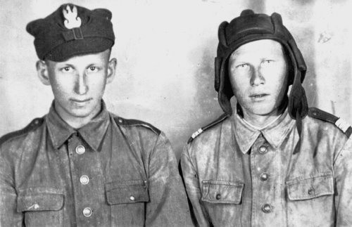 Jerzy Miodyński w czapce piechoty (z lewej), a z prawej młody Kazimierz Klepajczuk. Zdjęcie to zrobiono w 1945 r. w Witechenau pod Dreznem.