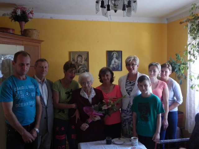 Jubilatka Paulina Kotlenga (z kwiatami) w otoczeniu rodziny i urzędników w dniu urodzin. Cieszy się dobrym zdrowiem.