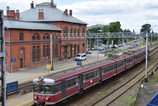 Dworzec kolejowy w Kluczborku został już gruntownie wyremontowany, gotowa jest też linia kolejowa do Poznania. Teraz czas na remont torów z Kluczborka do Wrocławia.