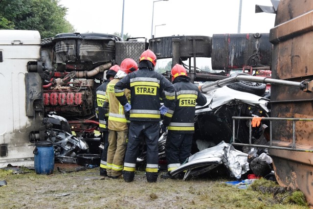 Rozpędzona ciężarówka przygniotła stojącego na czerwonym świetle opla.