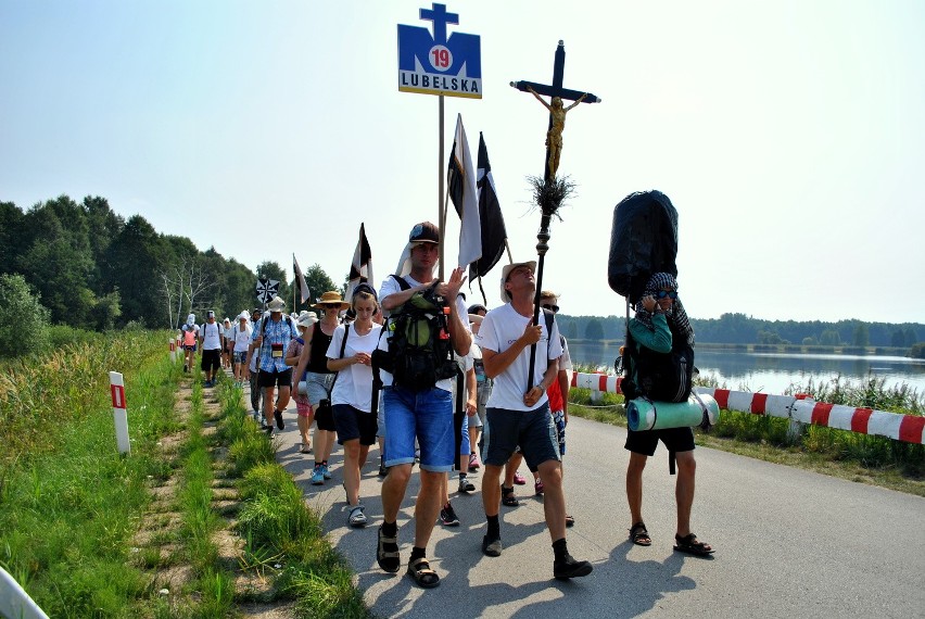 Pielgrzymi w drodze na posiłek do Żelisławic (woj....