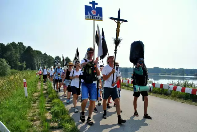 Pielgrzymi w drodze na posiłek do Żelisławic (woj. świętokrzystkie) 12 sierpnia.