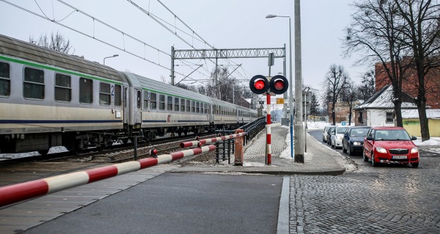 Miasto wspólnie z PKP rozważa likwidację pozostałych kolizyjnych przejazdów na głównej magistrali - w ul. Sandomierskiej, Smętnej oraz Niegowskiej