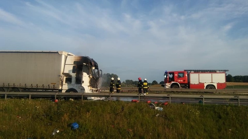 Pożar ciężarówki na trasie S8. Kabina kierowcy spłonęła doszczętnie. Cudem nikt nie ucierpiał [ZDJĘCIA]