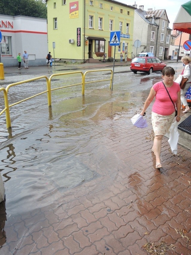 Kilkuminutowy intensywny deszcz spowodował, że w centrum Miastka w kilku miejscach studzienki kanalizacyjne nie zdołały odprowadzić wody.