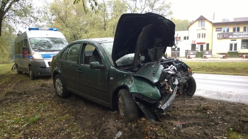 Wypadek na Strykowskiej. Volkswagen rozbił się na drzewie [ZDJĘCIA]
