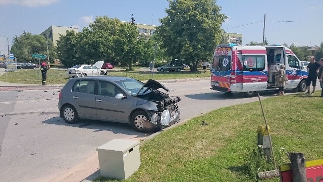 Po czwartkowym zderzeniu na krzyżówce ulic Grotta i Miodowicza w Busku.