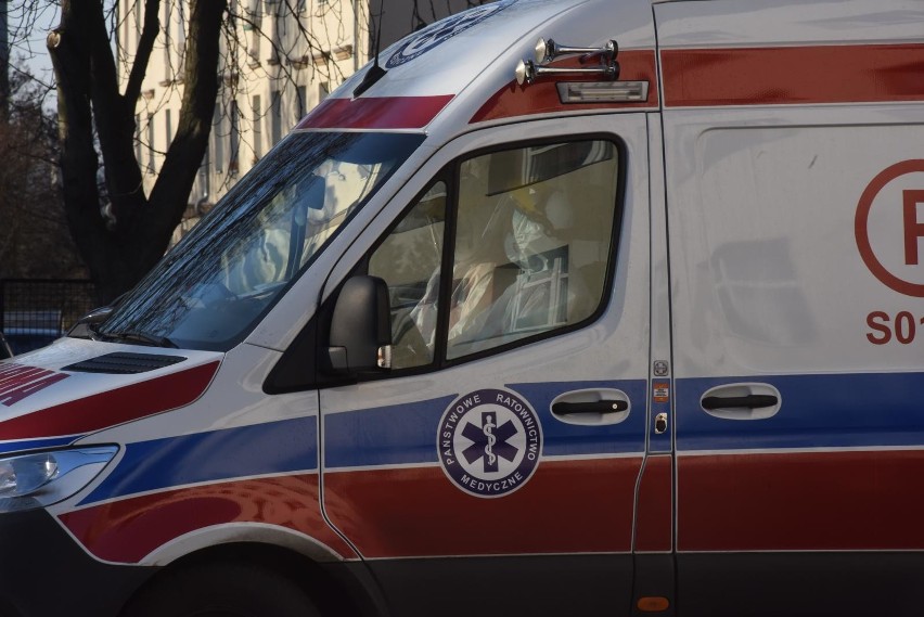 Wypadek w Raciborzu. Czołowe zderzenie dwóch osobówek na ulicy Kozielskiej. Ranna 4-letnia dziewczynka