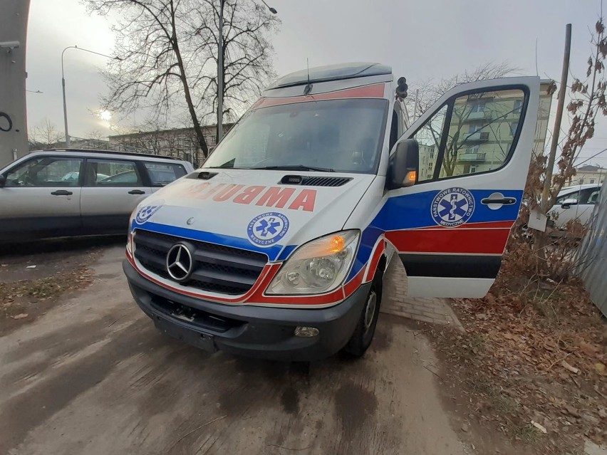 Wypadek w Raciborzu. Czołowe zderzenie dwóch osobówek na ulicy Kozielskiej. Ranna 4-letnia dziewczynka