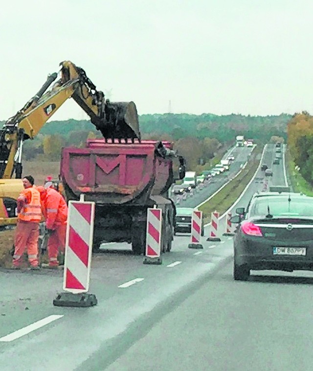 Na DK 86, która łączy się z DK1 trwają inne prace. W Sarnowie powstaje węzeł  umożliwający dojazd do terenów inwestycjnych