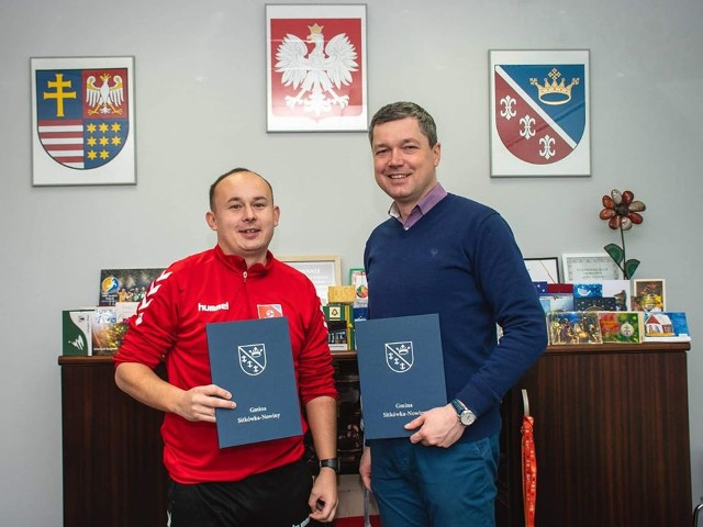 Na zdjęciu wójt gminy Sitkówka-Nowiny Sebastian Nowaczkiewicz (z prawej) oraz Piotr Lichota (z lewej), prezes GKS Futsal Nowiny.