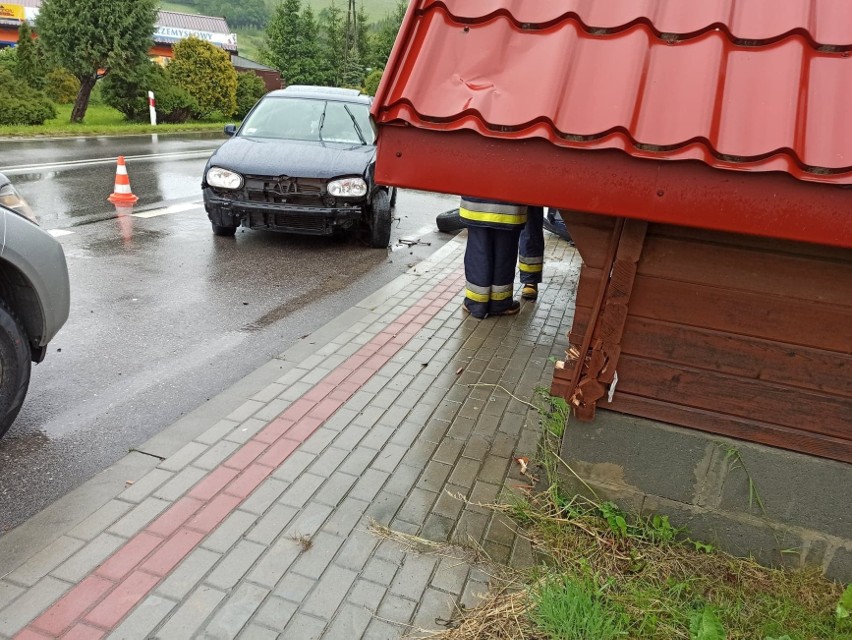 Golf wpadł w poślizg i uderzył w przystanek autobusowy koło Ciężkowic. Ranna młoda kobieta