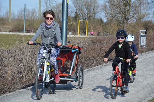 Rodzinka na rowerowej wyprawie na błoniach nad Sanem