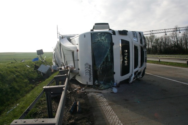 Wypadek tira na autostradzie A4, zdjęcie ilustracyjne
