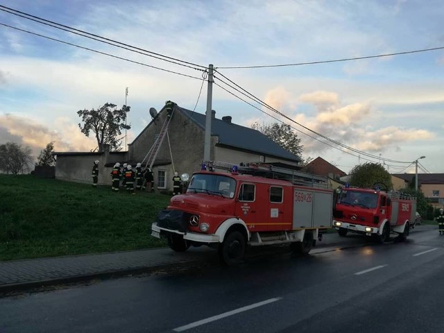 Uszkodzony dach budynku przy ul. 1 Maja w Pietrowicach Wielkich