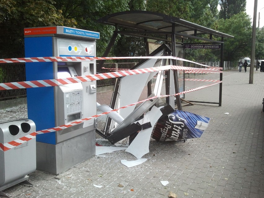 Samochód wjechał w przystanek przy Borowskiej. Jedna osoba poszkodowana (ZDJĘCIA)