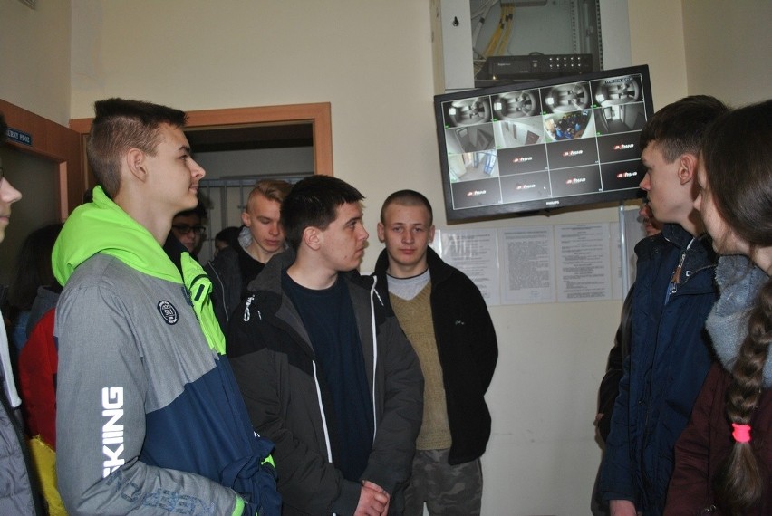 Uczniowie z Pocierzyna byli z wizytą u radziejowskich policjantów - poznali tajniki zawodu, zajrzeli do aresztu