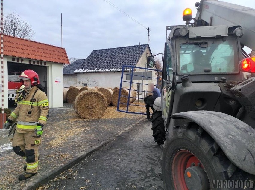 Przyczepa ze słomą przewróciła się w Naroku w gminie...