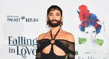 Conchita Wurst błyszczy na ściance w PRZEŚWITUJĄCEJ sukience! [ZDJĘCIA]