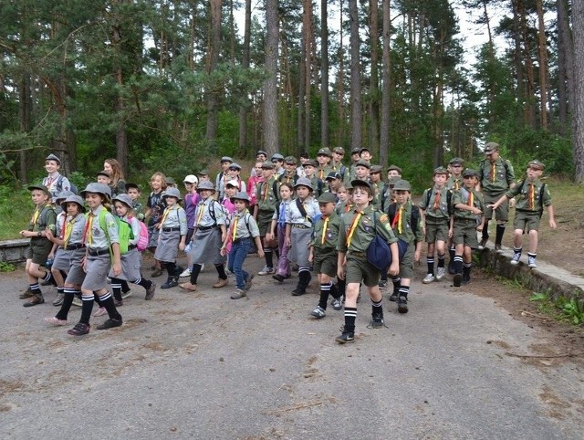 Zuchy i młodsi harcerze z druhną Mirellą wracają do obozu ze zwiadu w Koronowie