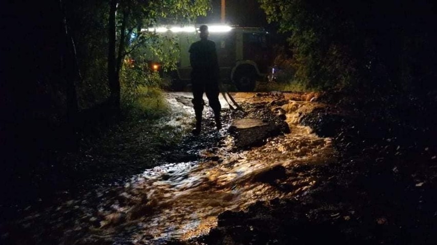 Podtopienia po nocnych burzach i nawałnicach w powiecie...