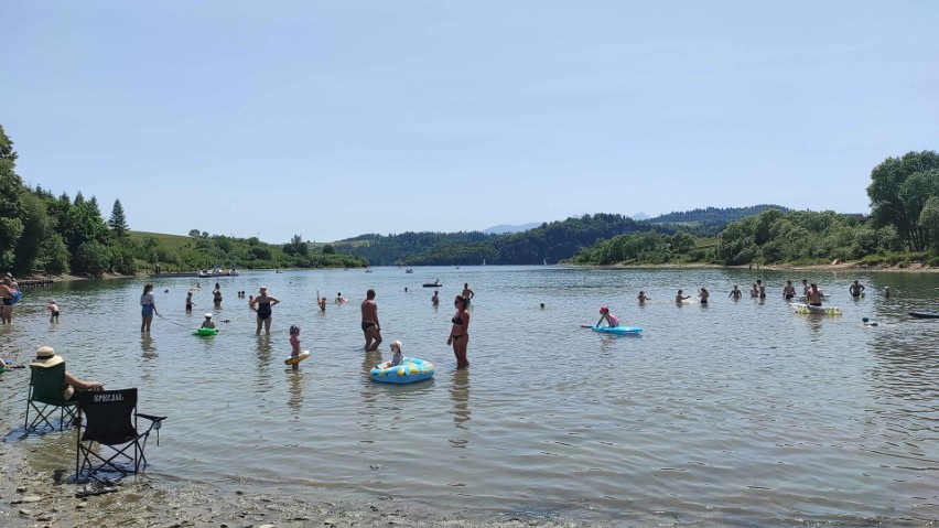 Jezioro Czorsztyńskie oblegane przez turystów. Wakacyjna atrakcja w Pieninach