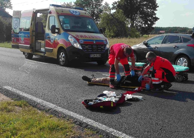 Dramatyczne sceny rozegrały się w środę, 19 lipca, na drodze wojewódzkiej 132 w Białczu. Około godziny 17 kierowcy zatrzymali się, bo na drodze leżał mężczyzna. Mężczyzna leżał niemal na środku drogi. Miał uraz głowy, z rany sączyła się krew. Świadkowie, którzy jako pierwsi zatrzymali się przy rannym, wezwali pomoc. W międzyczasie mężczyźnie udzielano pierwszej pomocy. - To mieszkaniec pobliskiego domu - mówili świadkowie. Początkowo sądzono, że mężczyzna został potrącony, a sprawca wypadku zbiegł z miejsca zdarzenia. Później jednak okazało się, że monitoring w pobliskiej firmie zarejestrował, że mężczyzna sam przewrócił się na jezdnię i rozbił głowę.Karetka po kilku minutach przyjechała z pobliskiej Witnicy. Mężczyzna został zabrany do szpitala. Na miejsce wysłano też policję. Funkcjonariusze wyjaśnią okoliczności tego zdarzenia. Przy mężczyźnie leżała reklamówka z piwami. Nie wiadomo, czy on sam był trzeźwy.W czasie akcji ratunkowej droga wojewódzka nr 132 była przez kilkadziesiąt minut nieprzejezdna. Świadkowie, którzy znają poszkodowanego mężczyznę twierdzą, że niedawno też przewrócił się na jednię i również rozbił głowę. Przeczytaj też:  Śmiertelny wypadek w Białczu. Rowerzysta wpadł pod osobówkęZobacz też wideo: Wypadek autokaru z dziećmi