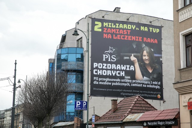 Plakat na kamienicy na ulicy Długiej