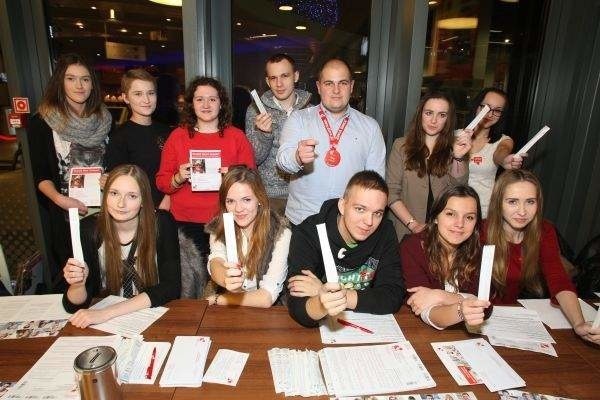 Grupa wolontariuszy Fundacji DKMS z pałeczkami, za pomocą których bierze się wymaz z błony śluzowej wewnętrznej strony policzka.