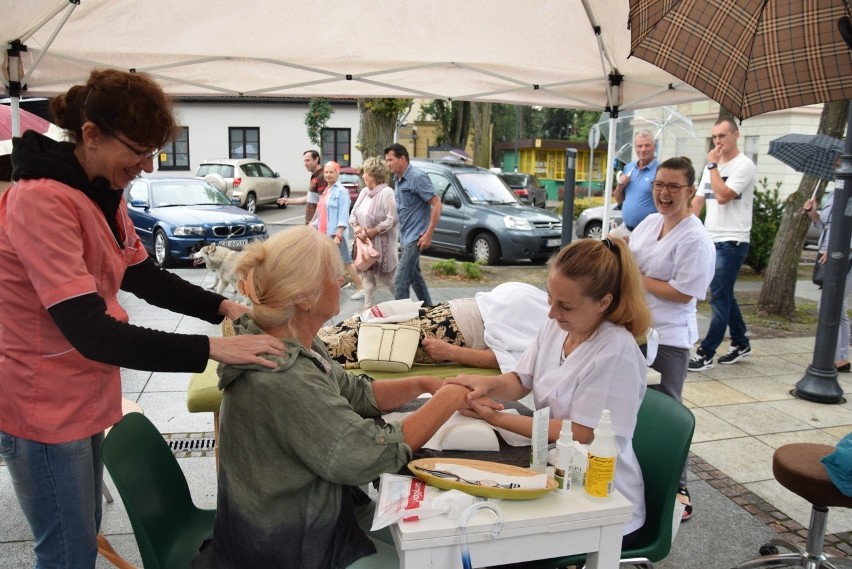 Seniorzy na koncercie Waweli. Krzeszowickie integracje z tańcami przed sceną [ZDJĘCIA]