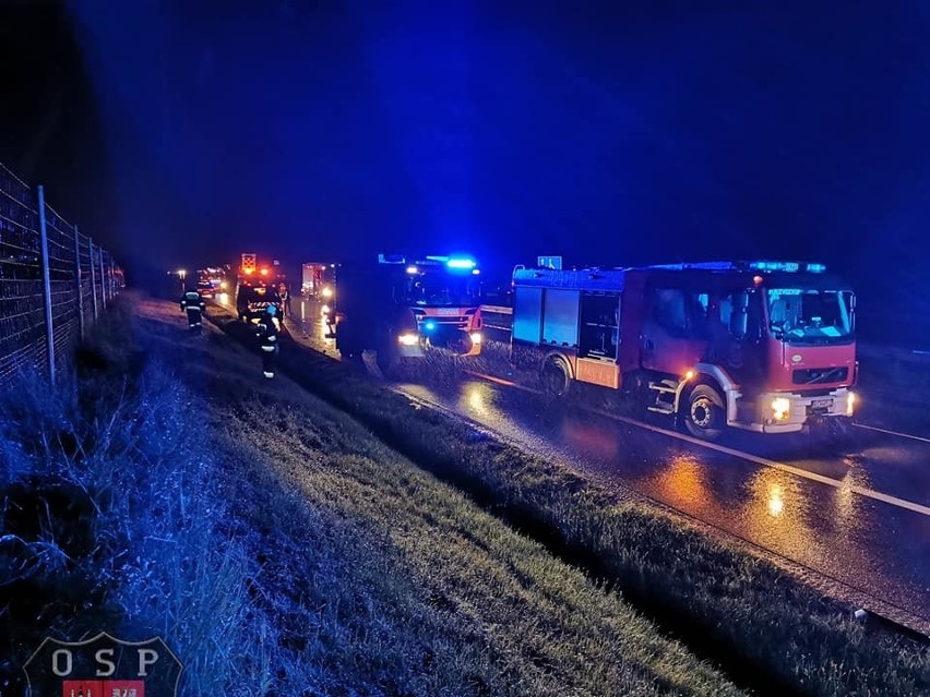 Rudno. Samochód dachował na autostradzie A4. Jedna osoba została ranna [ZDJĘCIA]