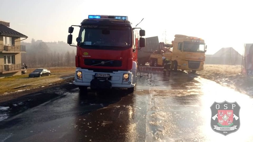 Wypadek na drodze 780 w Porębie Żegoty. Zderzyły się samochód osobowy i ciężarówka