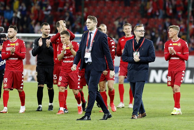 Kolejne zwycięstwo razem z kibicami i piłkarzami fetują prezes Widzew Mateusz Dróżdż i wiceprezes Michał Rydz