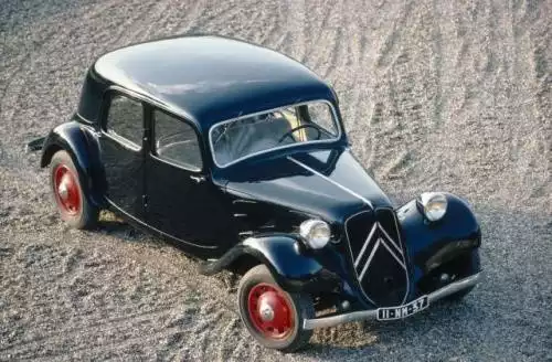 Fot. Citroën: W zakrętach błotniki Traction Avanta unosiły się jak skrzydła, ale wóz trzymał się drogi. Na zdjęciu wersja z 1939 roku