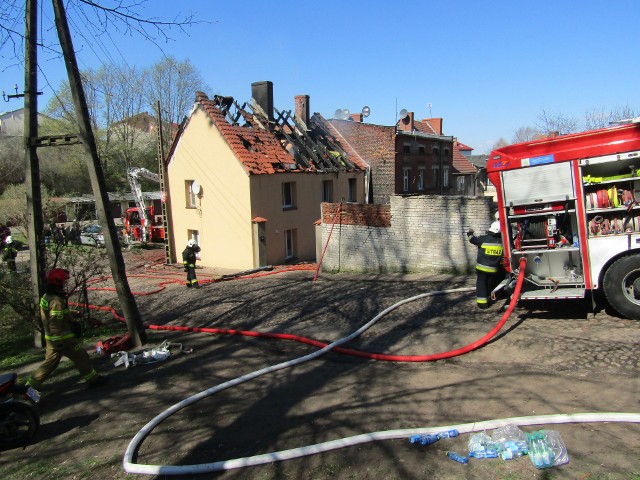 W pożarze w Połczynie-Zdroju dwie rodziny straciły dach nad głową. Trwa akcja pomocy pogorzelcom. W poniedziałek przed południem wybuchł pożar w domu przy ulicy Dolnej w Połczynie-Zdroju. Mimo akcji strażaków z OSP i straży państwowej ogień wyrządził wielkie szkody. Spalił się dach, wodą zalane zostały stropy i pomieszczenia znajdujące się na parterze. Zniszczone są meble, sprzęty domowe i wiele przedmiotów codziennego użytku. Budynek nie nadaje się do zamieszkania. Przy Dolnej mieszkały dwie rodziny – cztero i trzyosobowa. W pomoc pogorzelcom już zaangażowało się miasto. Burmistrz Połczyna Sebastian Witek przyjechał na miejsce pożaru i powołał sztab kryzysowy. - Wszczęte zostały niezbędne procedury – informują służby miejskie. - Na miejscu zdarzenia obecna była również policja oraz Straż Miejska, które zabezpieczały miejsce zdarzenia oraz kierowały ruchem. Po zakończeniu prac biegłego przeprowadzone zostaną prace porządkowe terenu pogorzeliska. Podjęta zostanie także decyzja o dalszym losie budynku, w szczególności odnośnie remontu lub rozbiórki.Ruszyła także akcja zbierania funduszy na rzecz pogorzelców za pomocą portali internetowych zrzutka.pl i pomagam.pl - Zwracam się z serdeczną prośbą  do wszystkich ludzi dobrej woli o wsparcie materialne i finansowe dla mnie, mojego brata oraz mojej Babci Krystyny – pisze Daniel Zochniak, 22-letni lokator spalonego domu. - W wyniku pożaru straciliśmy dach nad głową oraz podstawowe dobra materialne niezbędne do codziennego życia. Straciliśmy, wszystko od ubrań po różne artykuły niezbędne do normalnego funkcjonowania.Liczy się każda złotówka oraz każda rzecz, pogorzelcy są naprawdę w fatalnym położeniu.W internecie ruszyła już zbiórka funduszy dla poszkodowanych w pożarze - LINKZobacz także Pożar mieszkania w Szczecinku (archiwum)