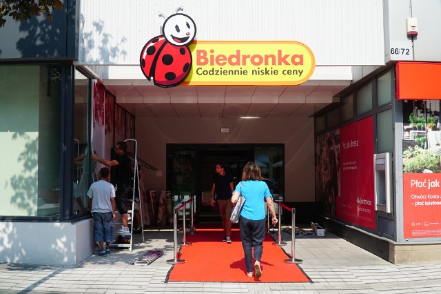 Na ulicę Święty Marcin w Poznaniu powróciła Biedronka. Sklep po remoncie zaprasza klientów, rozkładając przed nimi czerwony dywan. Internauci śmieją się, że to prawie jak na Festiwalu Filmowym w Cannes. Zobacz więcej zdjęć ---> 