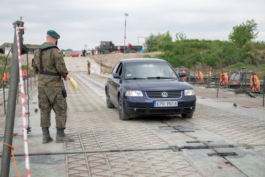 Komunikacja. Przez most na Wiśle Sierosławice-Świniary można już przechodzić i przejeżdżać. Należy uważać, są ograniczenia.